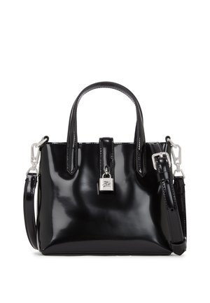 Schwarze lackierte Handtasche mit doppelten Griffen, abnehmbarem Schulterriemen, silberfarbenen Beschlägen und einem dekorativen Schloss an der Vorderseite.