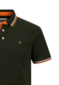 Donkergroene polo shirt met een oranje kraag, drie knopen en een klein oranje logo op de borst. Heeft contrasterende witte streepaccenten.