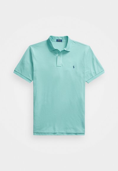 Camisa polo turquesa feita de algodão, com gola de três botões, mangas curtas e um pequeno logótipo azul-marinho no lado esquerdo do peito.