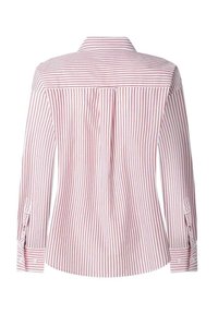 Chemise blanche à manches longues boutonnée avec des rayures rouges verticales et horizontales, avec un empiècement dos et un pli creux central.