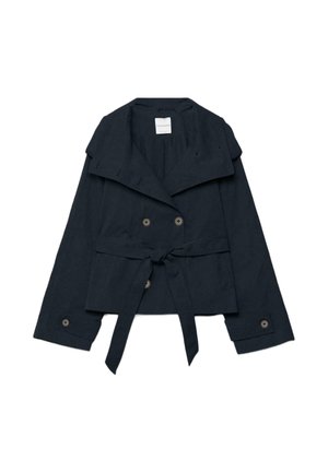 Veste courte bleu marine avec large col, boutons croisés, manches longues avec poignets boutonnés et ceinture nouée à la taille.