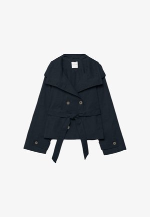 Veste courte bleu marine avec large col, boutons croisés, manches longues avec poignets boutonnés et ceinture nouée à la taille.
