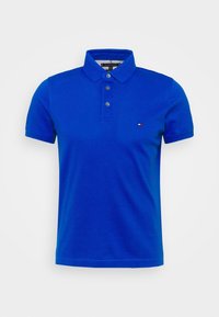 Polo shirt da uomo blu in cotone, con placket a tre bottoni, maniche corte e un piccolo logo sul petto. Tessuto morbido.