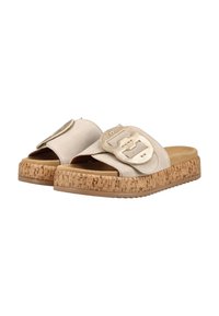 Μπεζ σανδάλια τύπου slip-on με φελλό πλατφόρμα και μεγάλες διακοσμητικές αγκράφες στα φαρδιά λουριά.