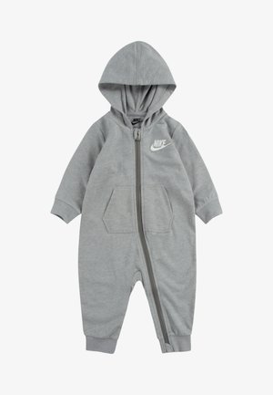 Combineu gri cu fermoar și glugă, cu buzunare frontale, manșete striate și logo alb Nike pe piept. Material moale din bumbac.