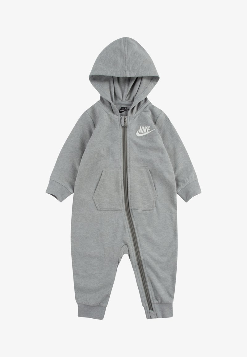 Sivi kombinezon s kapuljačom i patentnim zatvaračem, s prednjim džepovima, rebrastim manžetama i bijelim Nike logotipom na prsima. Mekani pamučni materijal.