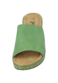Sandal in ecopelle verde, con punta aperta, soletta imbottita color cuoio e suola in sughero texturizzata. Caratterizzato da cuciture minime e dettagli del logo.