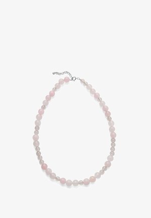 Collier avec perles rondes roses et translucides et une chaîne argentée réglable avec fermoir sur fond blanc.