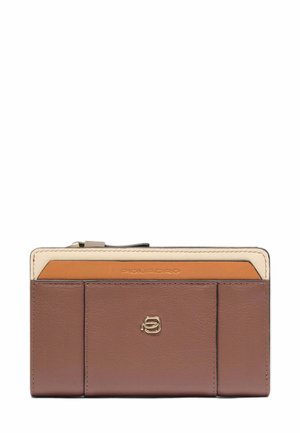 Portafoglio in pelle marrone e beige con logo sul davanti, pannelli cuciti multipli e chiusura con cerniera nella parte superiore.