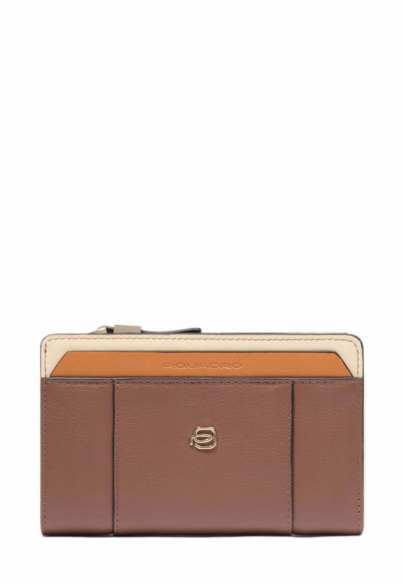 Bruine en beige leren portemonnee met voorkantlogo, meerdere gestikte panelen en ritssluiting aan de bovenkant.