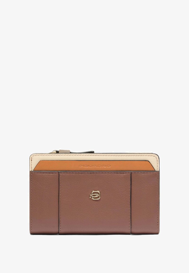 Bruine en beige leren portemonnee met voorkantlogo, meerdere gestikte panelen en ritssluiting aan de bovenkant.