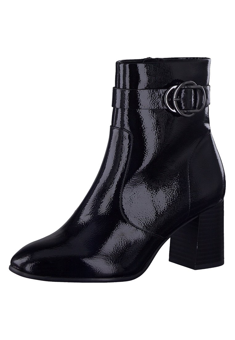 Bottes de cheville en cuir verni noir avec un bout pointu, un large talon et une boucle ronde décorative sur la sangle de la cheville. Surface texturée.