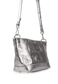 Borsa a mano metallizzata argento con motivo logo in rilievo, tracolla removibile e superficie morbida, dotata di una base strutturata per garantire stabilità.
