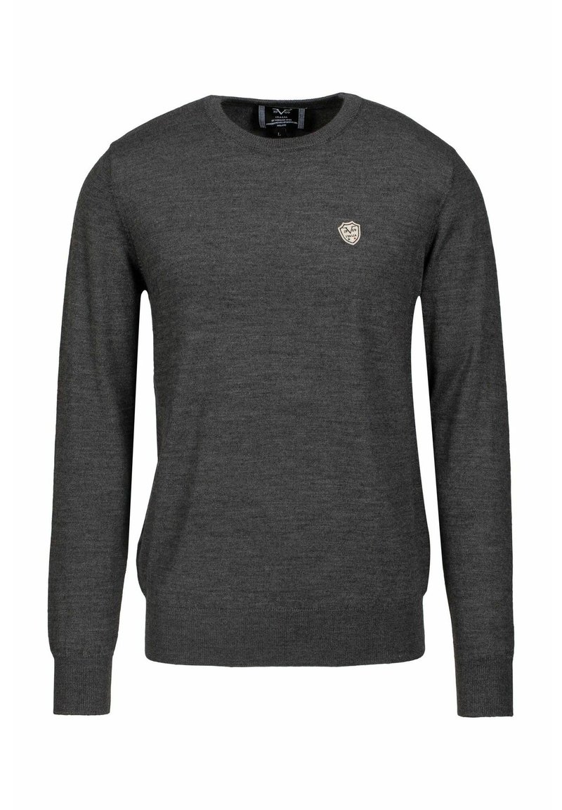 Dunkelgrauer Pullover mit langen Ärmeln, rundem Halsausschnitt und einem kleinen, gestickten Logo in Form eines Schildes auf der linken Brustseite. Weiche Textur.