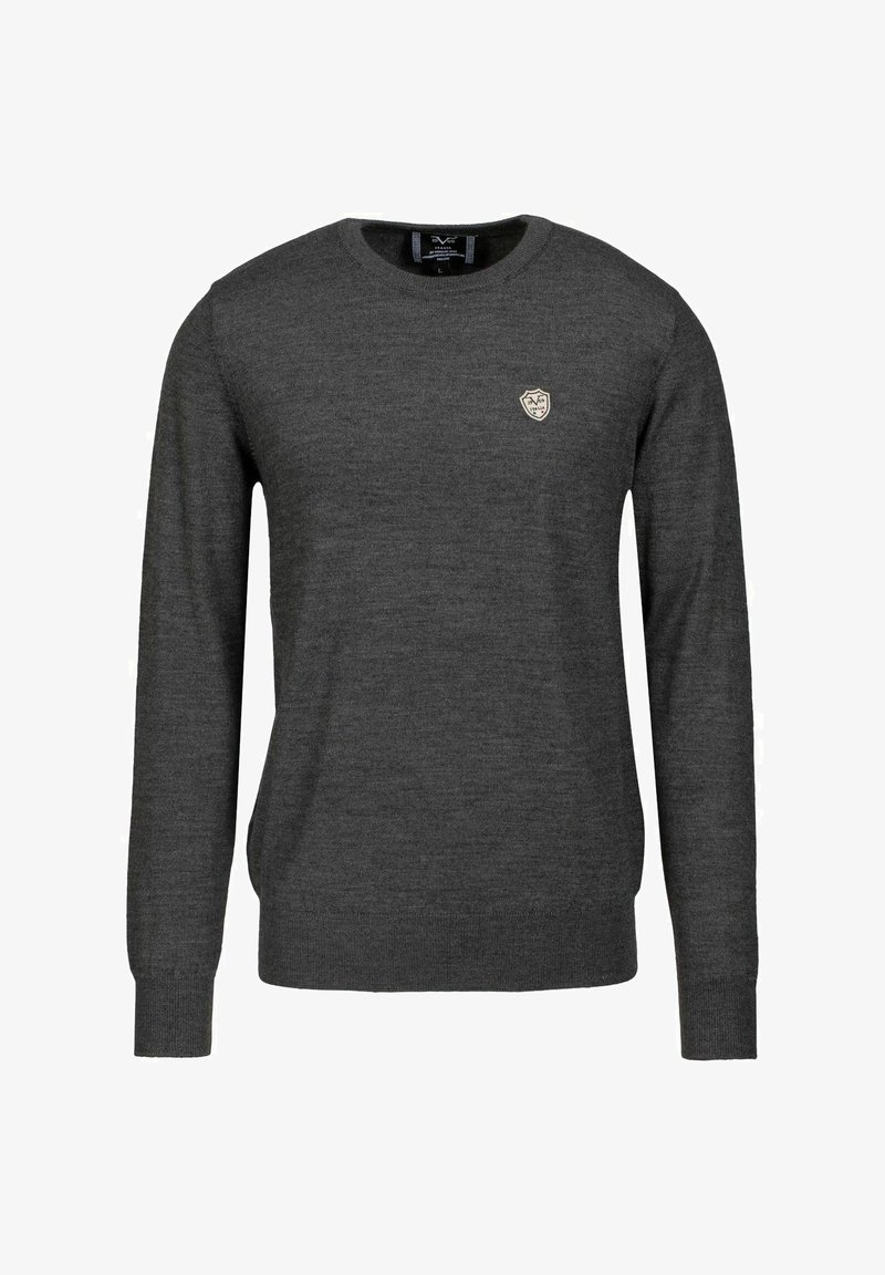 Dunkelgrauer Pullover mit langen Ärmeln, rundem Halsausschnitt und einem kleinen, gestickten Logo in Form eines Schildes auf der linken Brustseite. Weiche Textur.