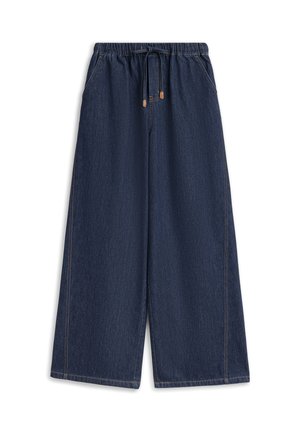 Pantalones de mezclilla azul oscuro de pierna ancha con cintura elástica y cordón, bolsillos laterales y costuras marrones visibles.