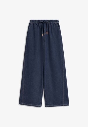 Pantalon en denim bleu foncé à jambes larges avec ceinture élastique et cordon de serrage, poches latérales et coutures visibles marron.