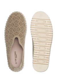 Beżowe buty wsuwane z misternymi wyciętymi wzorami kwiatowymi, miękkimi wkładkami i żłobionymi gumowymi podeszwami zapewniającymi przyczepność, widoczne z góry i z dołu.