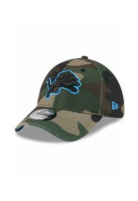 Camouflage-Baseballkappe in Grün, Braun und Schwarz. Mit einem blauen, gestickten Löwenlogo und einem gebogenen Schirm mit Snapback-Verschluss.