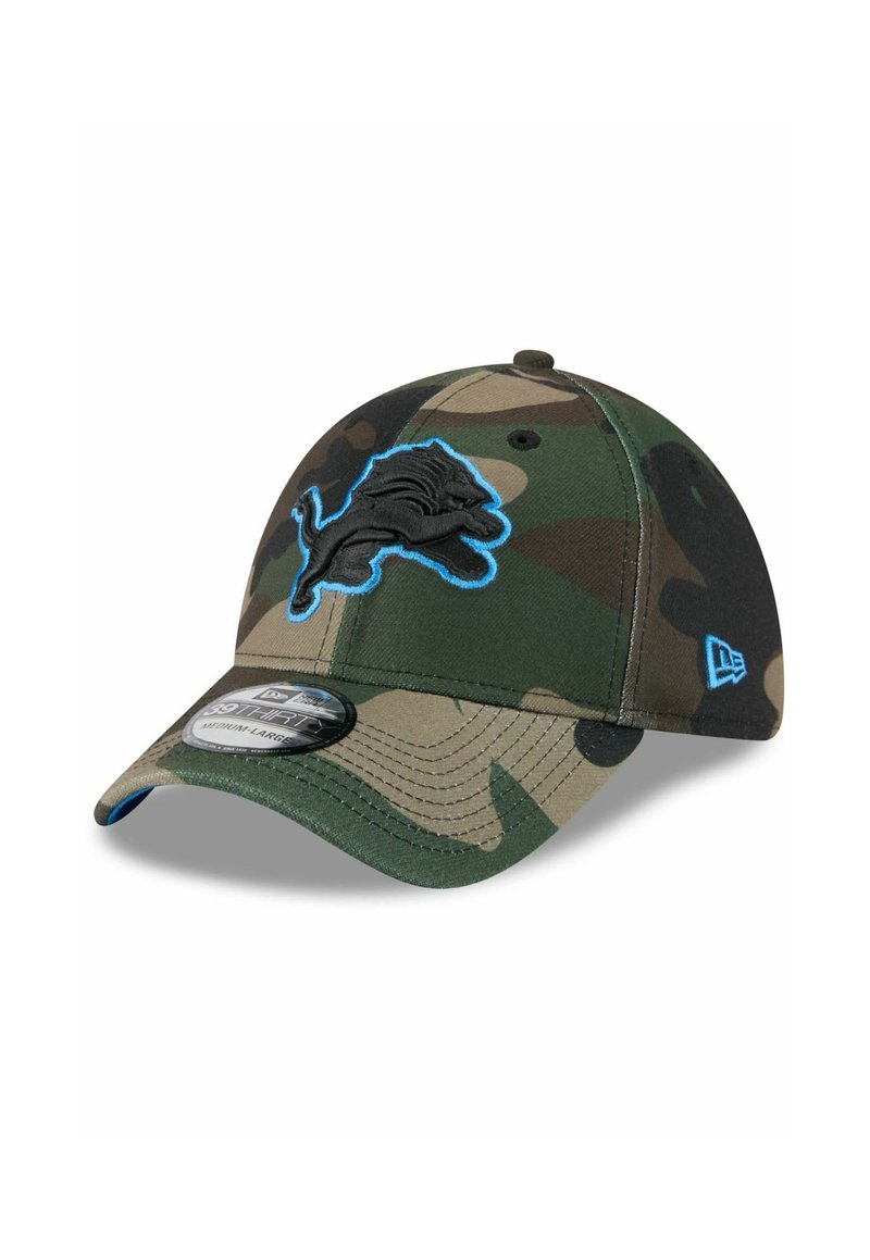 Camouflage-Baseballkappe in Grün, Braun und Schwarz. Mit einem blauen, gestickten Löwenlogo und einem gebogenen Schirm mit Snapback-Verschluss.