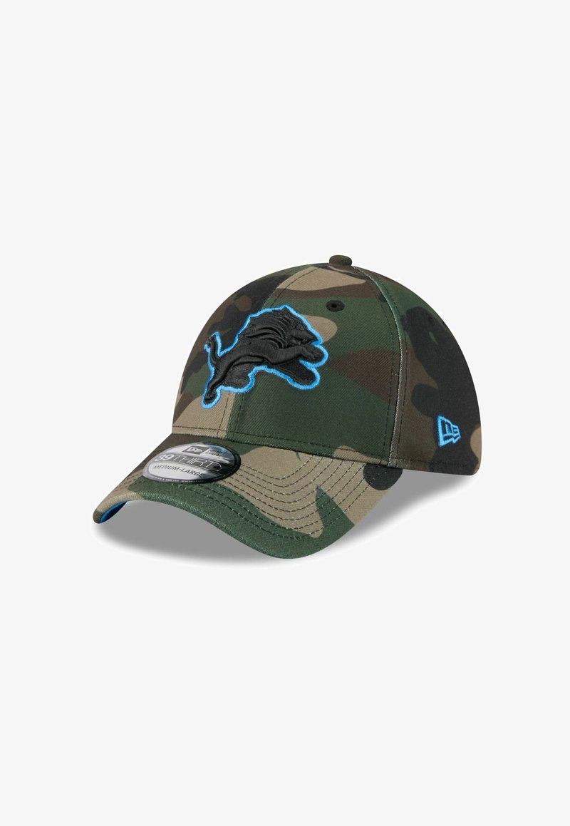 Camouflage-Baseballkappe in Grün, Braun und Schwarz. Mit einem blauen, gestickten Löwenlogo und einem gebogenen Schirm mit Snapback-Verschluss.