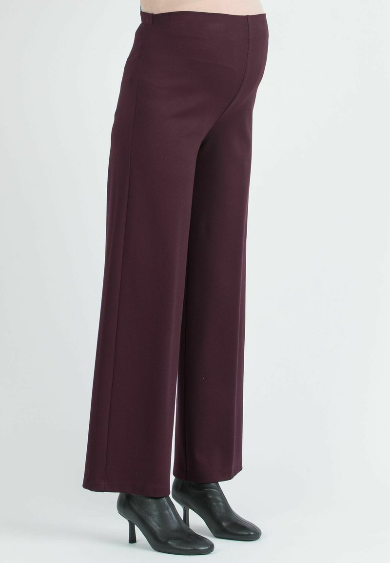 Brede broekspijpen in een diep bordeauxrode kleur, gemaakt van een gladde stof, met een hoge taille en een schone, minimalistische silhouet.