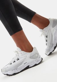 The North Face VECTIV TARAVAL - Zapatillas - WHITE/BLACK