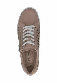 Valkoinen nauhoilla varustettu vaaleanbeige mokkasneaker, jossa on sivuvetoketju. Sisältää reikäkuvioinnin kyljissä, pyöristetyn kärjen ja pehmustetun pohjallisen.