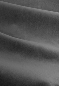 Kohlrabenschwarzer Stoff mit einer glatten, matten Textur, die subtile Verläufe und weiche Falten betont und die Leichtigkeit und Drapierqualität hervorhebt.