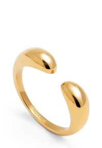 Anello in tonalità dorata con un design aperto e curvo, caratterizzato da estremità lisce e arrotondate. Realizzato in metallo con una finitura lucida e branding inciso all'interno.