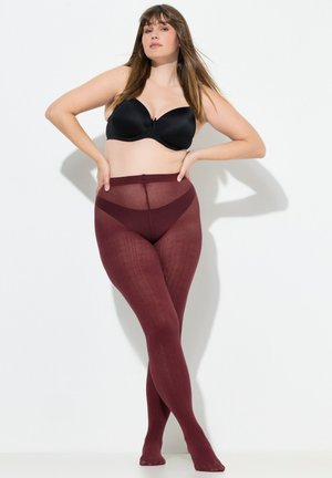 Bordeauxrode panty's met een patroon en een semi-transparante textuur. Het ontwerp heeft een hoge taille en een verstevigde teen. Wordt gedragen met een zwarte beha.