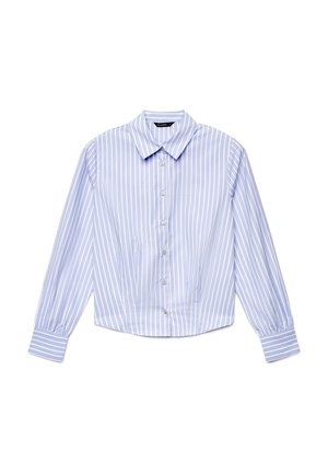 Camicia azzurro chiaro a bottoni con righe verticali bianche, maniche lunghe, polsini risvoltati e colletto a punta, mostrata distesa.