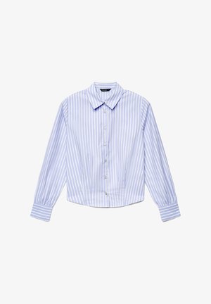 Chemise bleu clair à boutons avec rayures verticales blanches, manches longues, poignets retroussés et col pointu, présentée à plat.