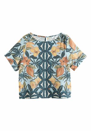 Kurzärmeliges Oberteil mit rundem Ausschnitt, das ein tropisches Blumenmuster in Orange, Gelb und Grün auf hellblauem Hintergrund zeigt.