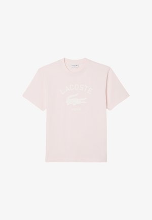 Roze katoenen T-shirt met een ronde hals, korte mouwen en een witte krokodillenlogo met de tekst "LACOSTE PARIS" in een gebogen ontwerp.