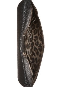 Pochette en cuir noir imitation peau de serpent avec un intérieur à imprimé léopard. Forme fine et allongée avec une poche zippée et une texture lisse.