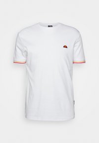 T-shirt blanc à manches courtes avec un petit logo rouge, orange et violet sur la poitrine et un bord rayé assorti sur les manches.
