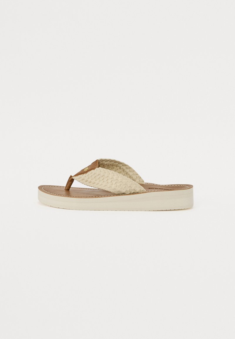 Sandală de tip flip-flop împletită, bej, cu un post de deget din piele maro, talpă de culoare deschisă și detalii de cusătură contrastante pe branț.