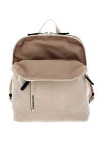 Sac à dos en velours côtelé beige avec un compartiment principal zippé et une poche avant, doté d'une doublure lisse et d'accents métalliques noirs.