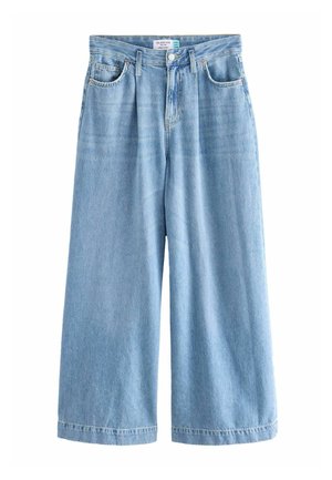Jeans palazzo de mezclilla azul claro con piernas anchas, que presentan una cintura alta, bolsillos delanteros y un cierre de botón. Textura sutilmente desgastada.