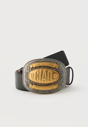 Zwarte leren riem met grote sierlijke zilveren en gouden gesp, gegraveerd met "CIAO," "MOSCHINO," en "SINCE 1983" met decoratieve bloemenmotieven.