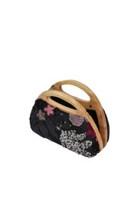 Bolso de tela negra con patrones de lentejuelas florales, asas de bambú y forma redondeada. Cuenta con cierre de cremallera y superficie texturizada.