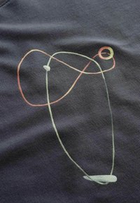 Zwart textiel met een abstract ontwerp van overlappende lijnen in oranje, groen en grijs, die een cirkelvorm met een centraal stip vormen.