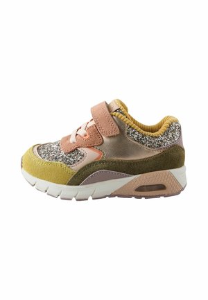 Kinderschuh in Rosa, Grün und Gelb mit Glitzerelementen, weißer Sohle und Klettverschluss auf weißem Hintergrund.
