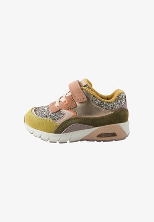 Kinderschuh in Rosa, Grün und Gelb mit Glitzerelementen, weißer Sohle und Klettverschluss auf weißem Hintergrund.