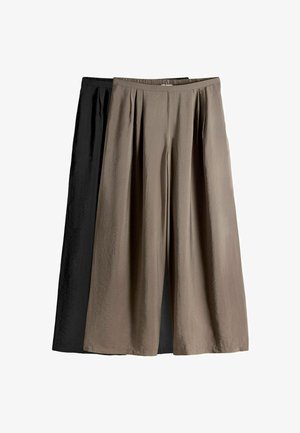 Två par vida byxor: ett svart och ett taupefärgat, med slät framstycke, veck och resår i midjan för komfort.