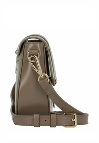 Borsa beige lucida con un design strutturato, dotata di una chiusura in metallo dorato, tracolla regolabile e texture liscia.