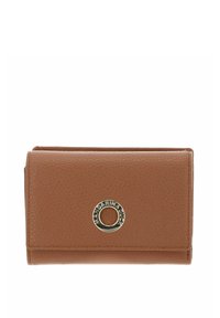 Portefeuille en cuir marron avec une finition texturée, présentant un logo circulaire en métal doré, un design plié et des détails de couture soignés.