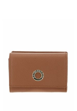 Portefeuille en cuir marron avec une finition texturée, présentant un logo circulaire en métal doré, un design plié et des détails de couture soignés.