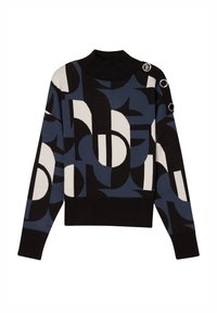 Maglione lavorato a maglia con colletto alto, motivi geometrici astratti in blu, nero e bianco, con dettagli ad anello argentati sulle spalle.
